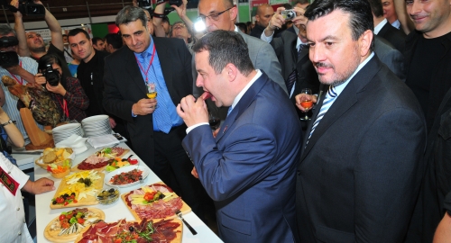 Svi gledaju premijerov zalogaj