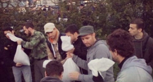 Marko Mišković ređa džakove