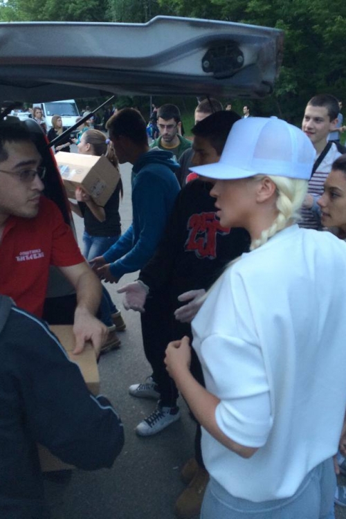 Jelena Karleuša pomaže pri utovaru džakova Foto: Facebook