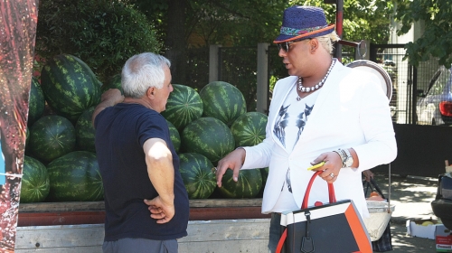 A ko će da mi  ponese to, ipak sam  ja dama?!