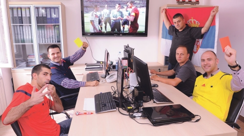 Kad Mažić sudi, kolege uzimaju  pauzu na poslu: Radivoje, Milan,  Dejan, Slobodan i Nikola