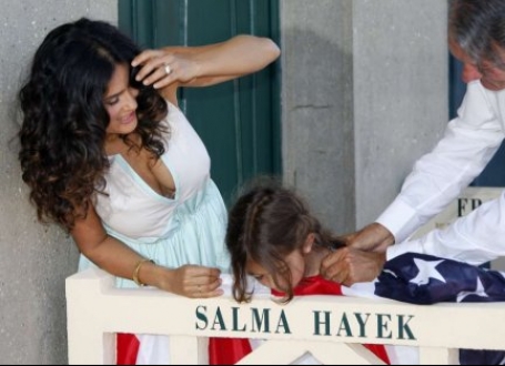Salma sa ćerkicom Valentinom