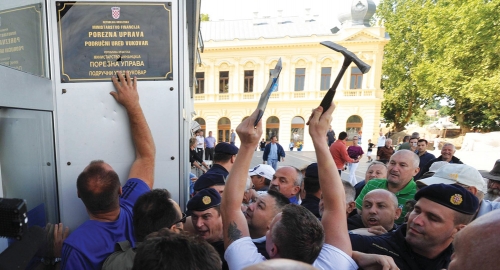 „Domoljubi“ u akciji napada na dvojezičnu tablu u Vukovaru