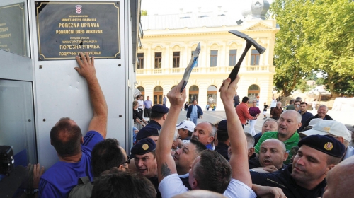 „Domoljubi“ u akciji napada na dvojezičnu tablu u Vukovaru