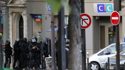 Policija ispred banke u Parizu / Foto: AP