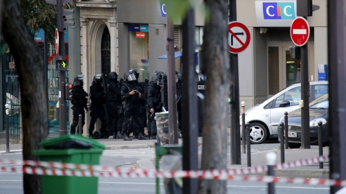 Policija ispred banke u Parizu / Foto: AP