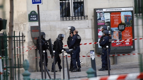 Policija ispred banke u Parizu / Foto: AP