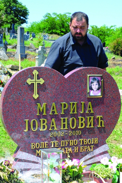 Slobodan na  ćerkinom grobu