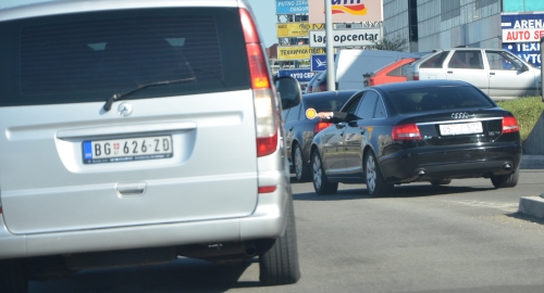 Ups, ipak nemate prednost... Dodikov auto zahteva da se kombi sa slavnim muzičarima skloni sa puta
