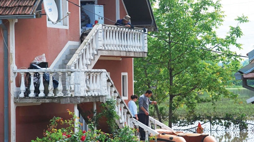 Terzići u kuću ulaze čamcem