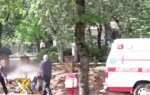 Hitna pomoć odvodi  povređenog oca