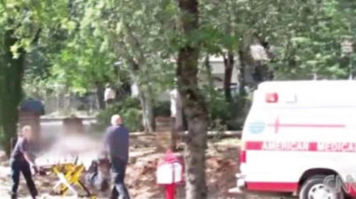 Hitna pomoć odvodi  povređenog oca