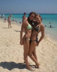 Nataša Šavija sa sestrom na moru, 2009. godina