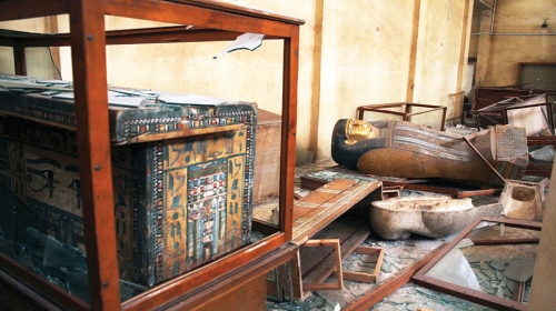 Vitrine su polupane,  a artefakti su ukradeni