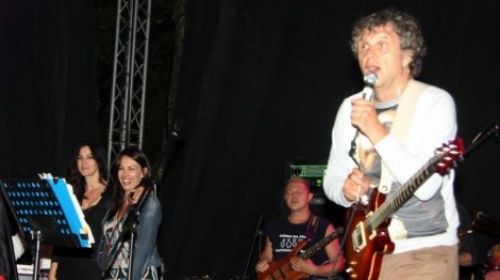 Emir Kusturica i njegovi prateći vokali Monika Beluči i Sloboda Mićalović