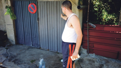 Zatekao užasan prizor  u kanalu za automobile: Milenin unuk ispred garaže