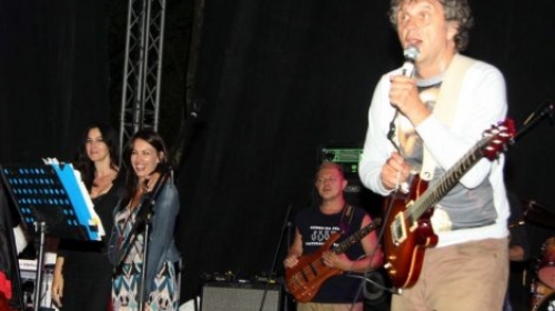 Emir Kusturica i njegovi prateći vokali Monika Beluči i Sloboda Mićalović