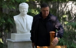 Milutin Mrkonjić na grobu Slobodana Miloševića