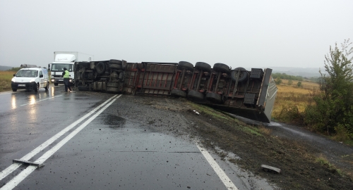 Prevrnuti šleper kod Rušnja / Foto: Gane Đorđević | Foto: 