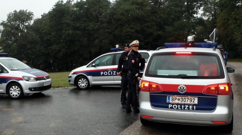 Policija ispred farme krivolovca