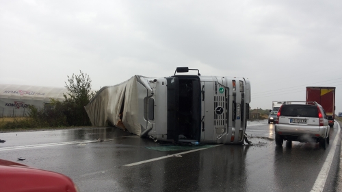 Prevrnuti šleper kod Rušnja / Foto: Gane Đorđević