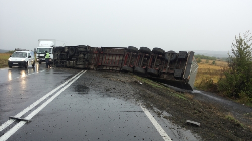 Prevrnuti šleper kod Rušnja / Foto: Gane Đorđević