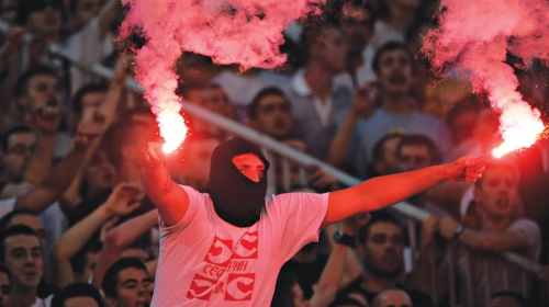 Zbogom pirotehnici:  Ovakvima bi  uskoro mogao da  bude zabranjen  ulazak na stadion