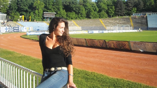 Venama joj teče  plavo-bela krv: Milica na  „Omladinskom stadionu“