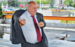 Iako je navikao na luksuz i toplu porodičnu atmosferu, Mišković će prvi novogodišnji poljubac i zagrljaj dobiti od cimera Jožefa