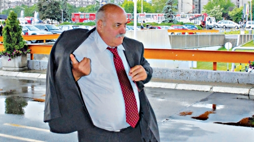 Iako je navikao na luksuz i toplu porodičnu atmosferu, Mišković će prvi novogodišnji poljubac i zagrljaj dobiti od cimera Jožefa