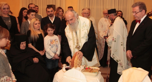 Patrijarh srpski Irinej seče slavski kolač porodice Karić