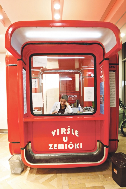 Čuveni PKB-ov kiosk na ulazu u izložbeni prostor