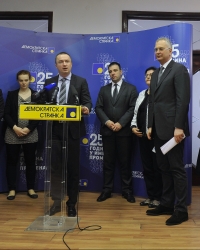 Vlada u senci