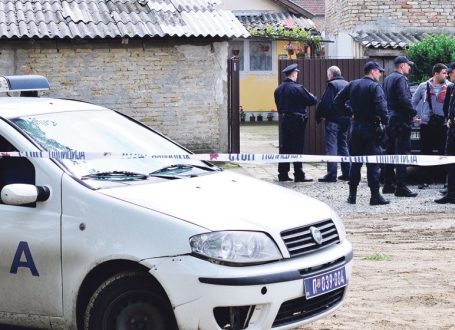 Novosadska policija  na uviđaju ispred Ćamiljine kuće u naselju Adice