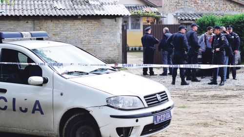 Novosadska policija  na uviđaju ispred Ćamiljine kuće u naselju Adice