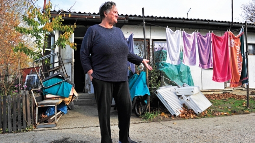 U 18 kolektivnih centara  i dalje živi 436 izbeglih  i 1.670 interno  raseljenih osoba