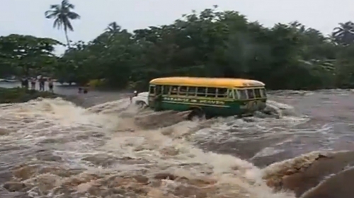 Autobus u bujici