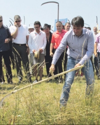 Uzeo „oružje“ u ruke: Ministar vojni se dobro preznojio