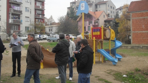 Okupljeni građani ispred igralista