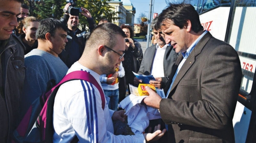 Gradonačelnik Gašić ispraća đake na put za Beograd