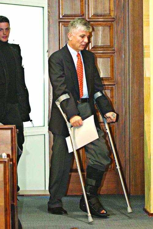 U sudu i dalje zadržane Đinđićeve štake, košulja, pantalone, sako i cipela