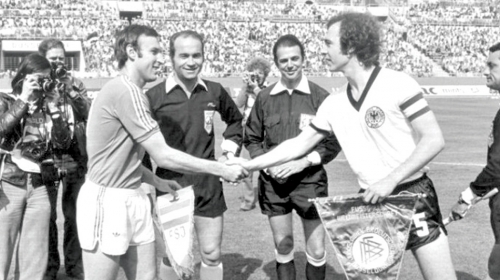 Kapiteni na spornoj utakmici: Dragan Džajić i Franc Bekenbauer