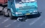 Trenutak kada kamion prelazi preko bicikliste