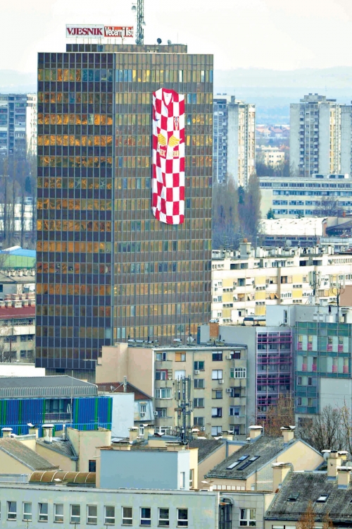 Na zgradi „Vjesnika“   okačen je veliki  dres Hrvatske