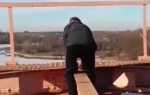 Dečak se naginje preko ograde
