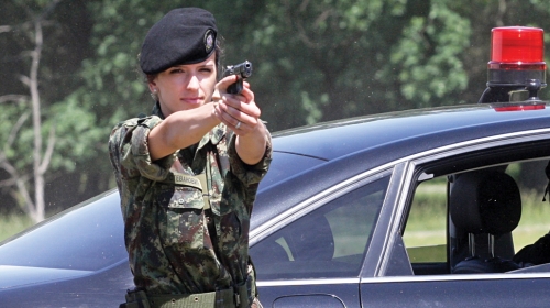 Ko sme njoj na crtu?:  Pripadnica „Kobri“