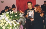 Roditelji pokraj  kovčega