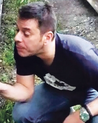 Pošto ih je odveo  na sigurno, Vlado  se igrao sa psima