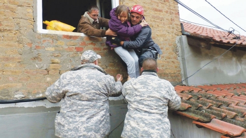 Sa svih strana  dopirali su pozivi  za pomoć. Ljudi su bili po krovovima, terasama, na  kamionima...  Jednom rečju - tuga,  jad