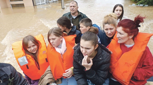 Nikolina i Marija (levo)  sa svojim sugrađanima